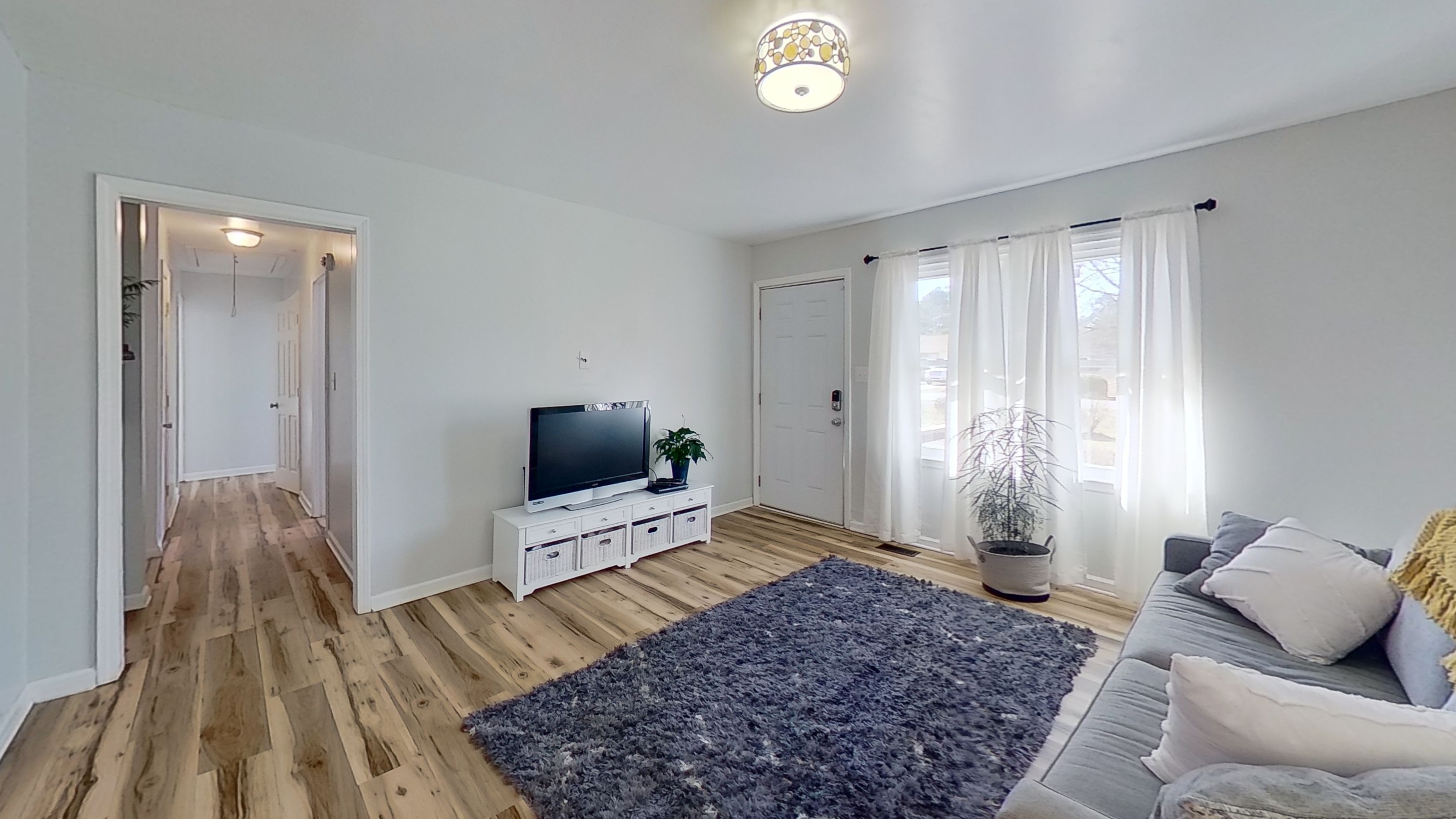 1204 Daisy-Street-living